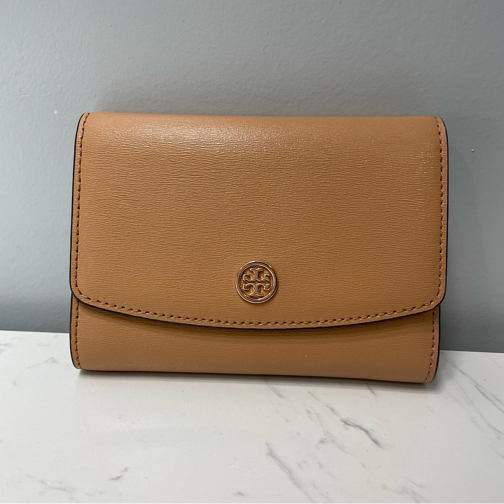 Tory Burch Parker Medium Flap Wallet in Cardamom